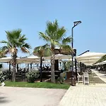 The Place Apartments 2, Qerret